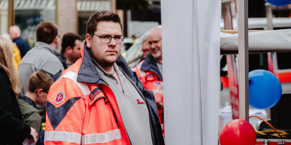 Ein Johanniter in der Menge