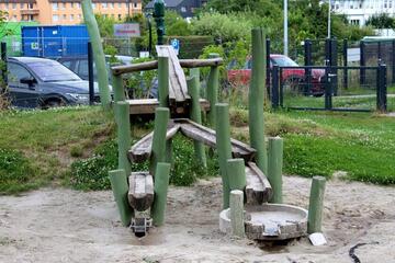Wasserspielplatz dabei fließt das nach oben beförderte Wasser über mehere Bahnen nach unten...