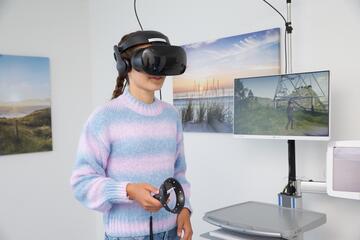 Patientin bei Therapie mit VR Brille 