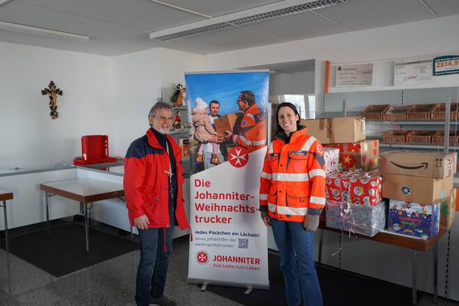 Johanniter und Tafelleitung präsentieren die Spende