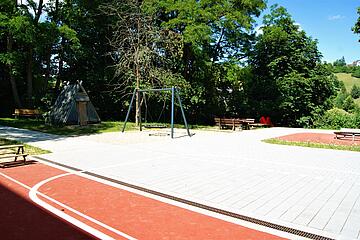Außenbereich mit Spielplatz Johanniter-Kinderhort "Fuchsbau"