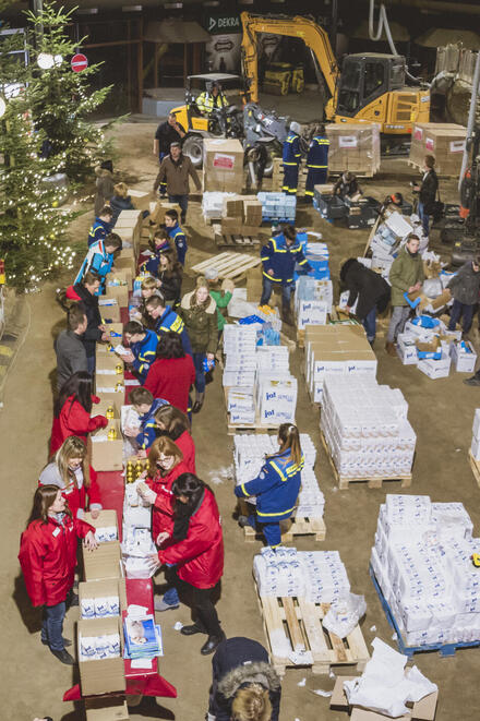 Die Johanniter packen im Baggerado in Nickenich in einer Packstraße Pakete
