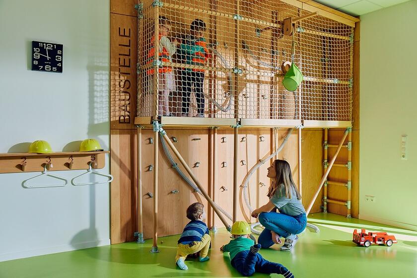 Kinder spielen in einem Bewegungsraum in einer Johanniter-Kita.