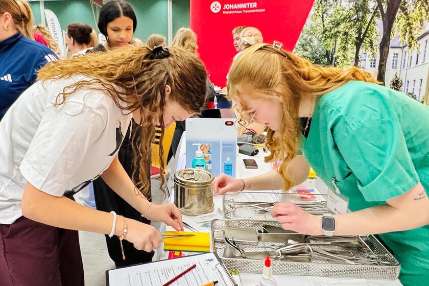Unsere OTA-Azubine Miriam war mit vielfältigem OP-Besteck vor Ort. Probierwillige konnte dort ihre Geschicklichkeit beim Wundenähe testen, wovon reichlich Gebrauch gemacht wurde.