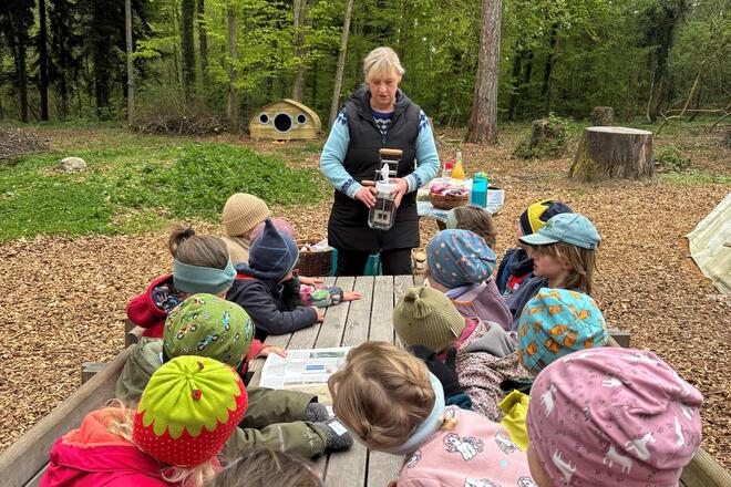 Kinder hören angeregt zu