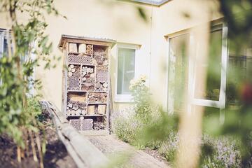 Ein Insektenhotel steht im Garten