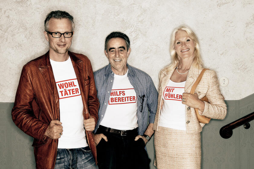 zwei Männer und einer Frau tragen T-Shirts mit Förderer-Aufdruck