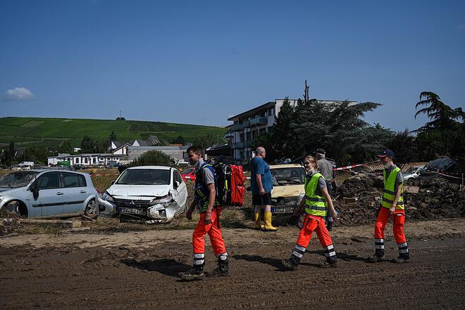 Ein Betreuungsteam der Johanniter unterwegs im Hochwassergebiet Ahrweiler.