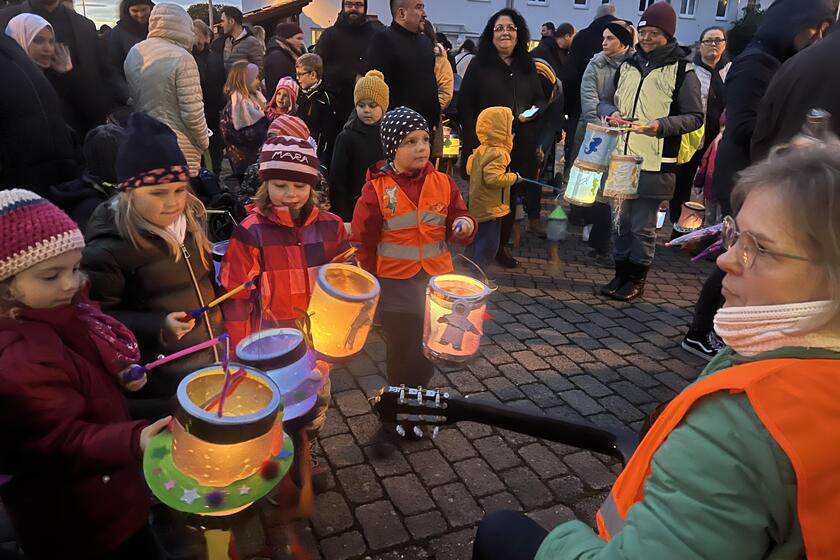 Kinder mit ihren Laternen in der Abenddämmerung beim Laternenumzug