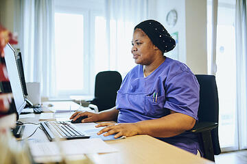 Mitarbeiterin arbeitet am Computer