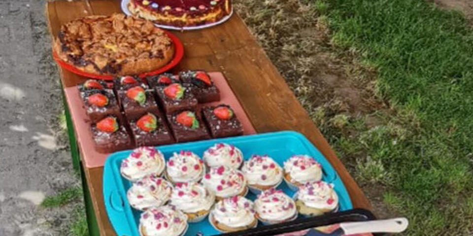Eine Tafel voll Kuchen und Muffins 