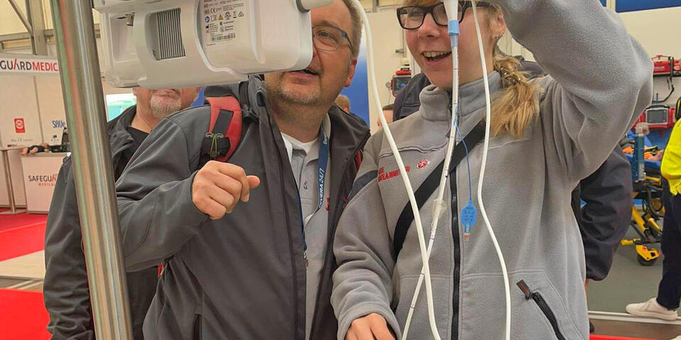 Ein Mann und eine Frau legen bei einer Simulationspuppe einen Beatmungszugang