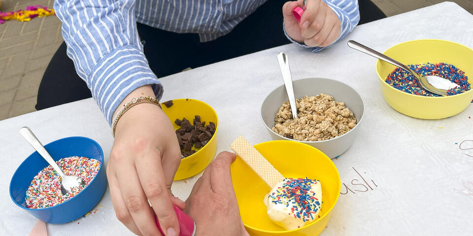 Kinderhände mit bunten Eisbechern