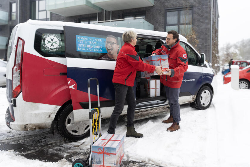 Silke Peters und Yonathan Arnold von der Johanniter-Unfall-Hilfe laden die insgesamt 25 Pakete ein. Sie werden u.a. nach Rumänien, Bosnien und in die Ukraine gebracht und dort an notleidende Menschen verteilt.