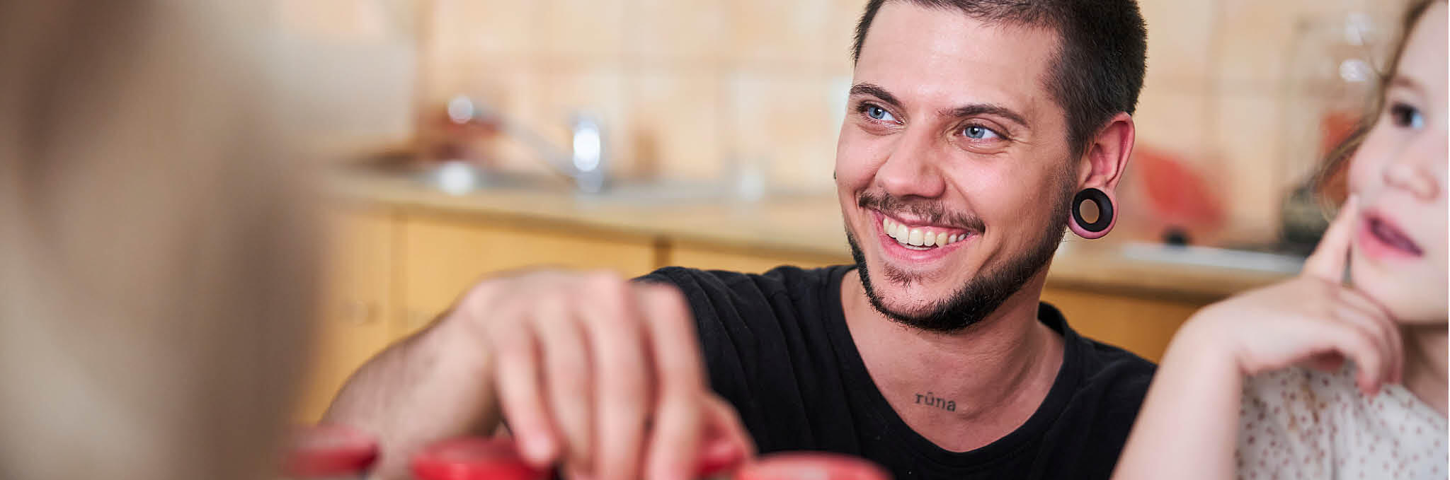 Ein Erzieher in der Johanniter-Kita betreut die Kinder.