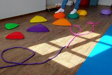 Bunte Balanciergeräte auf dem Fußboden