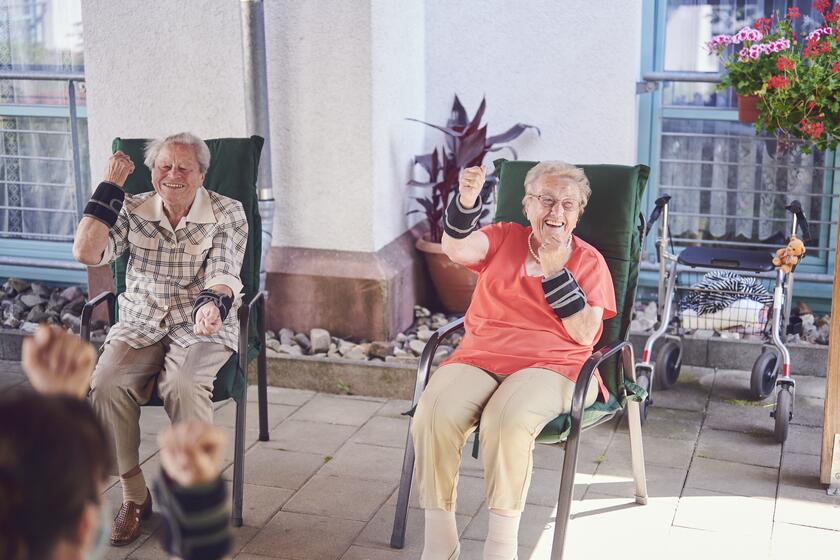 Bewohner machen Gymnastik-Übungen
