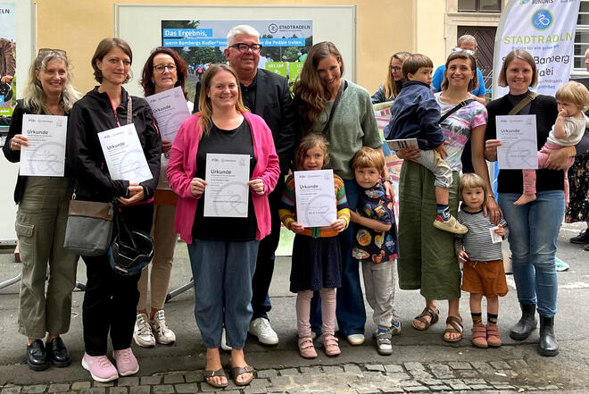Mitarbeitende, Eltern und Kinder der Kita Biberbande präsentieren ihre Urkunden bei der Feierstunde der Stadt Bamberg zum Stadtradeln 2025.