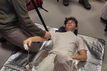 In der Gruppenstunde wird die Stabile Seitenlage geübt.