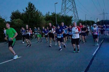 Teilnehmende laufen auf der Testrecke