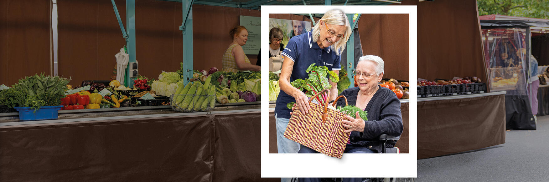 Eine ehrenamtlich Tätige im sozialen Dienst bei den Johannitern besucht einen Marktstand gemeinsam mit einer Frau im Rollstuhl.