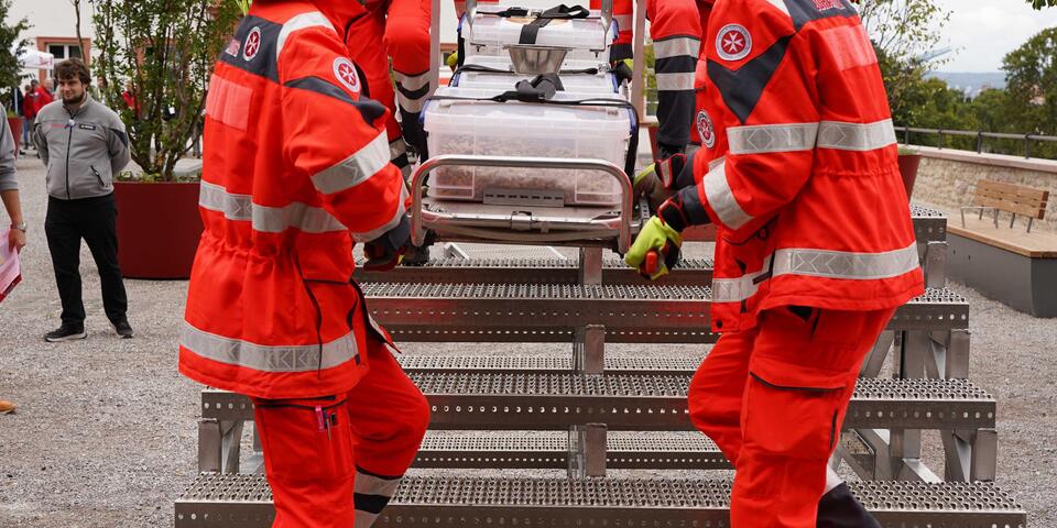 A-Mannschaft beim Trageparkour auf einem Hindernis