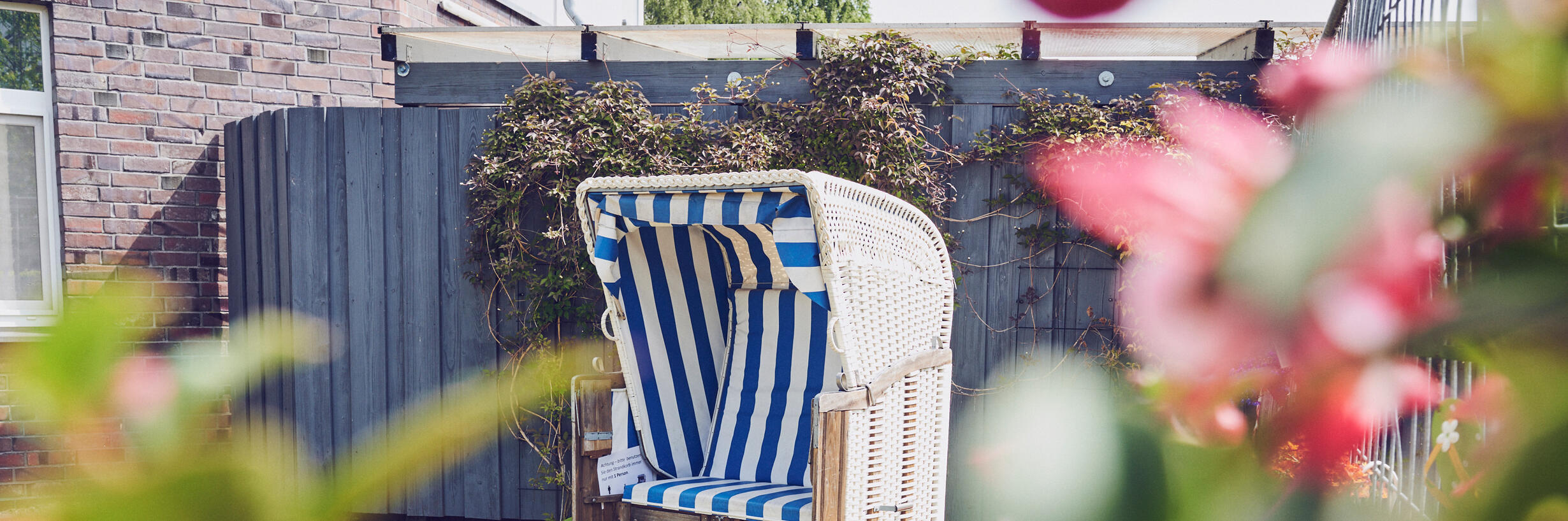Blau-weißer Strandkorb in einer ruhigen Lage am Johanniter-Stift am Rosarium in Uetersen.