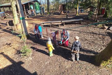 Kinder üben auf der Wackelbrücke.