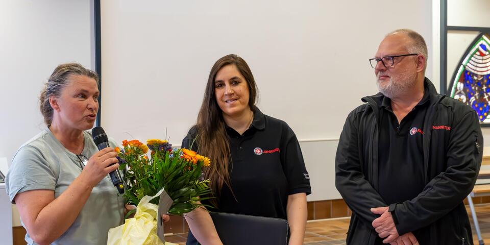 3 Personen: links zwei FGrauen, rechtes ein Mann