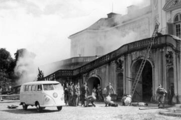 Eine gemeinsame Übung der Johanniter-Unfall-Hilfe und des Technischen Hilfswerks am Schloss Solitude in Stuttgart im Jahr 1963.
