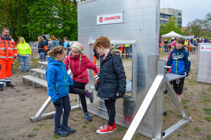 Die C-Mannschaft beim Trageparcours.