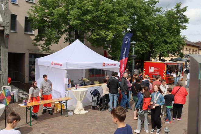 Infostand der Johanniter am Maimarkt Dieburg