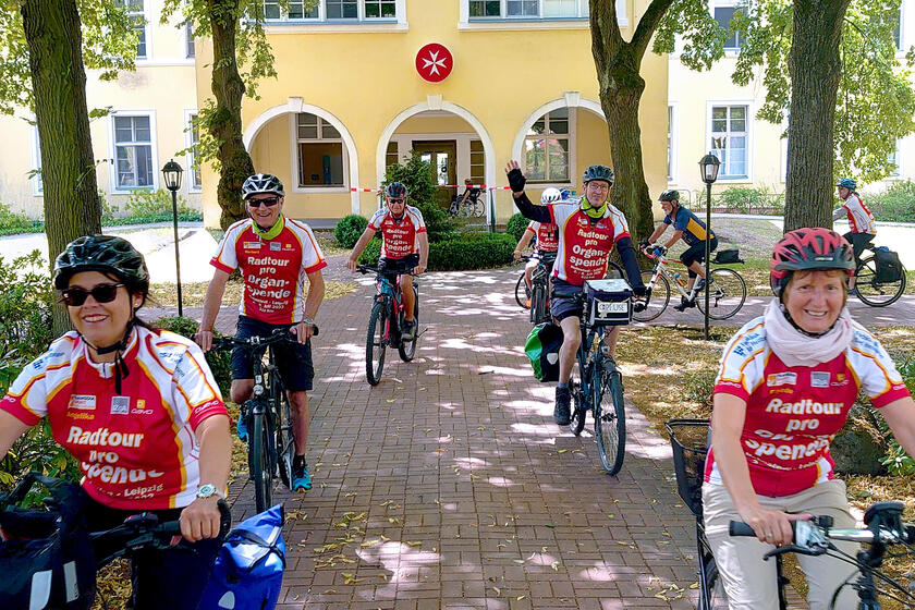 Ankunft der Radelnden mit einer Ehrenrunde.