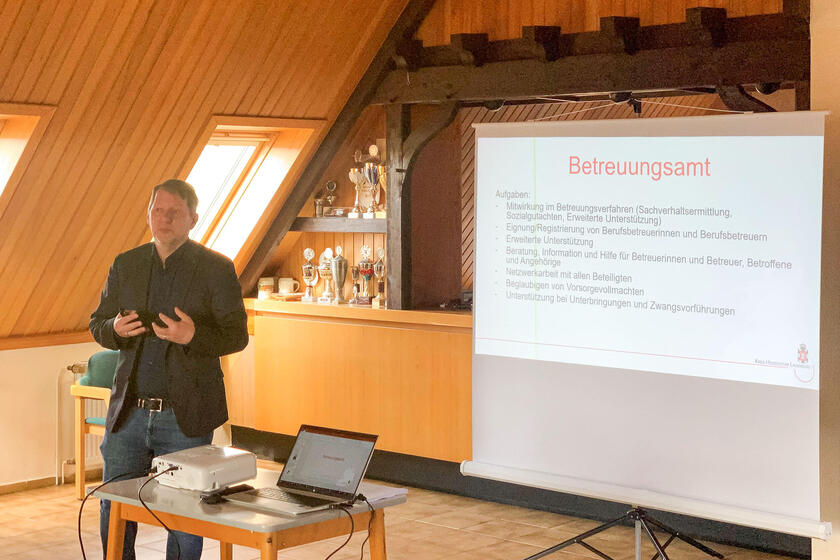 Der Referent des Grundlagenseminars steht vor einer Leinwand.