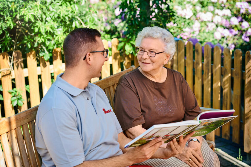 Johanniter-Pfleger im Gespräch mit Kundin.