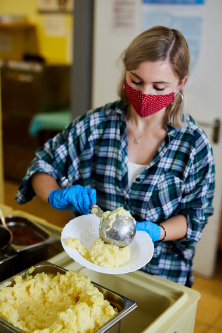 Ehrenamtliche bei der Essensausgabe der Kiezmahlzeit.