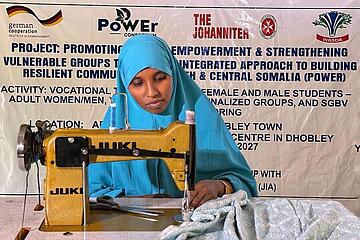 Eine Frau näht mit einer Nähmaschine in Somalia