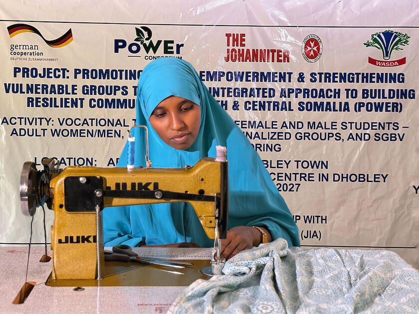 Eine Frau näht mit einer Nähmaschine in Somalia
