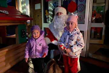 Der Nikolaus mit zwei Kindern