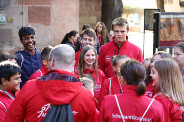 Ein Team der Johanniter-Jugend beim Landeswettkampf der Johanniter freut sich.