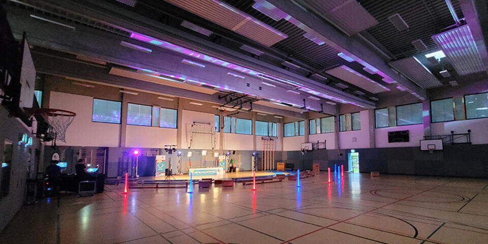 Maurice und Noah dürfen sich die Abendlocation schon im Testbetrieb anschauen.