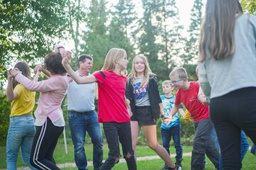 Unabhängig von Geschlecht, Nationalität und Weltanschauung ermöglicht die Johanniter-Jugend Kindern, Jugendlichen und jungen Erwachsenen Gemeinschaft zu erleben