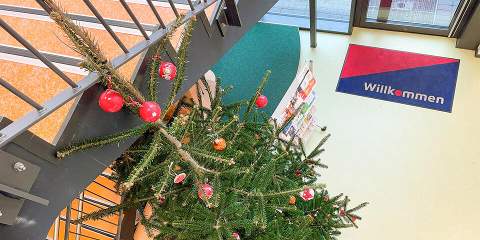 Ein geschmückter Weihnachtsbaum von oben