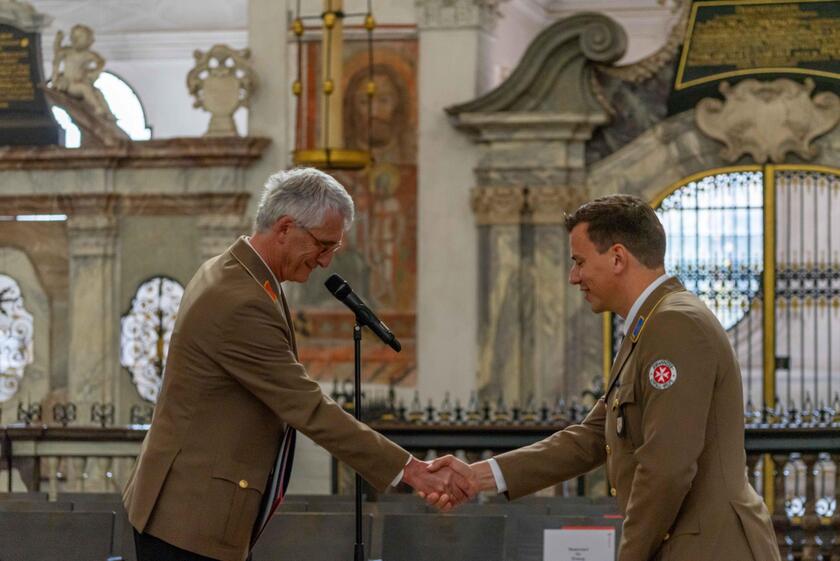 Dr. Klaus von Gierke beglückwünscht Yonathan Arnold für sein neue Aufgaben im Regionalverband mit einem Handschlag.