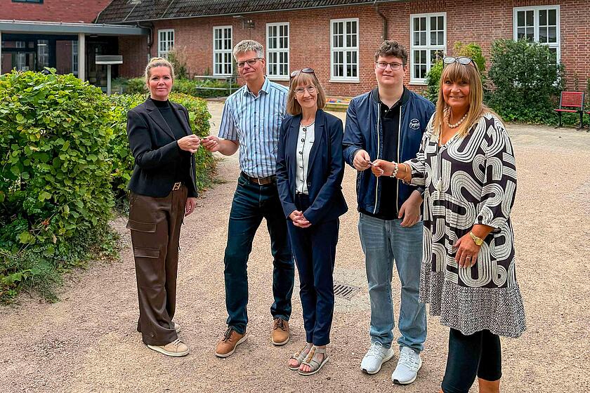 Bei der Schlüsselübergabe: Melanie Halfkath (ehemalige Koordinatorin), Peter Küpper (Bereichsleiter Johanniter-Unfall-Hilfe e.V.), Solveig Studemund (Fachdienstleitung Stadt Quickborn), Niclas Labann (Koordinator OGS an der Waldschule), Christiene Beck (ehemalige Koordinatorin).