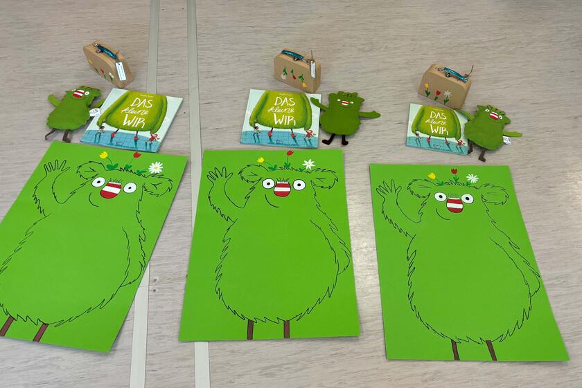 Buch und Zubehör zu dem kleinen Wir auf dem Boden ausgebreitet