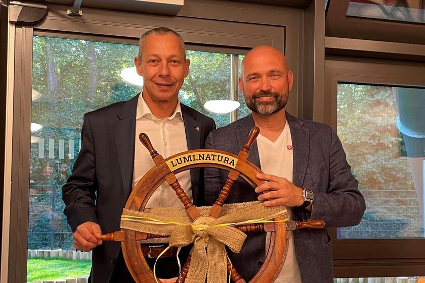 Regionalvorstand Ralf Boost übergibt Kitaleiter Thilo Thangarajah buchstäblich das Steuerrad mit der Aufschrift Lumi-Natura.