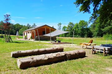 Sitzbereich außen Johanniter-Waldkindergarten "Kohlberger Kohlmeisen"