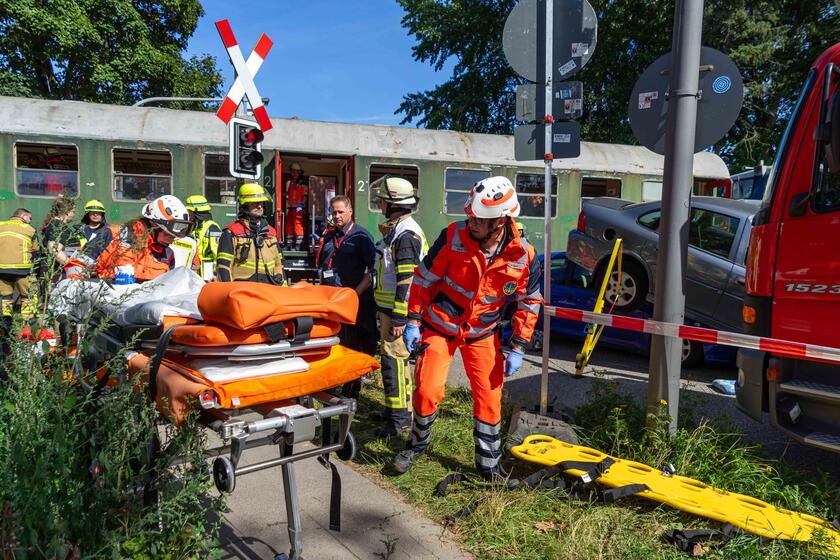 Zwei Ehrenamtliche der Johanniter schieben eine Trage zum Unglücksort.