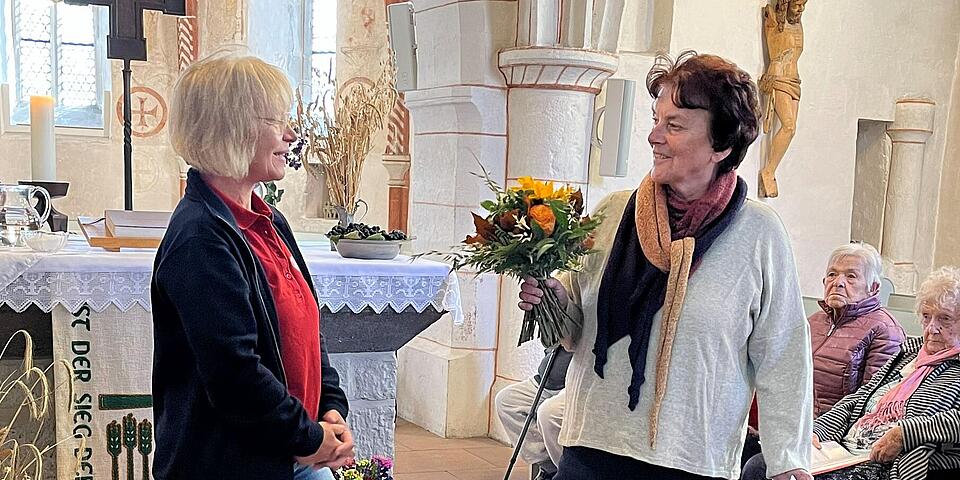 Christina Herwig übberreicht einen Blumenstrauß an Frau Wagenbach von den Landfrauen